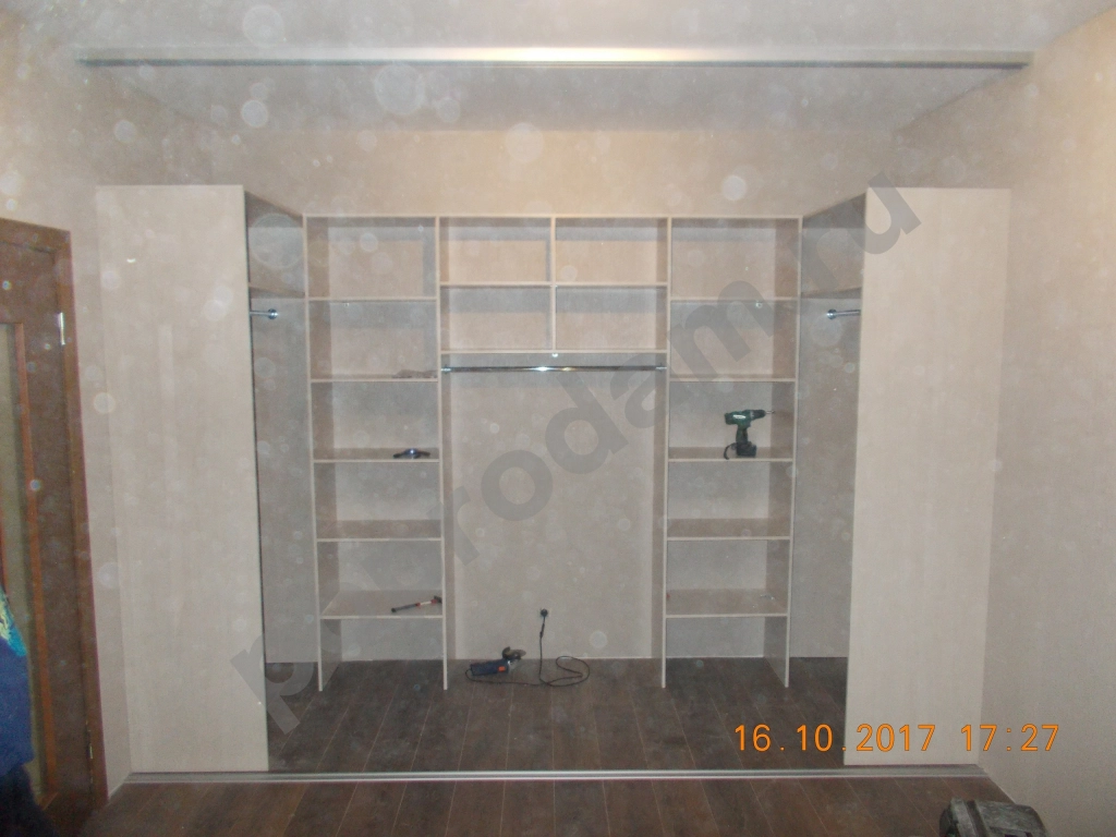 Гардеробная с П-образным наполнением в проем 3 метра