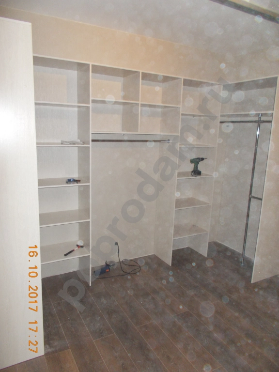 Гардеробная с П-образным наполнением в проем 3 метра