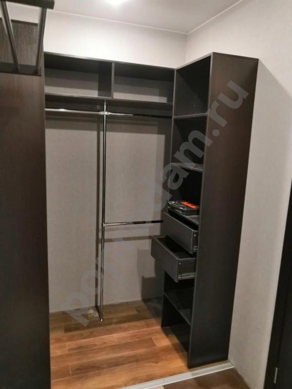 Гардеробная с П-образным наполнением и цветными стеклами