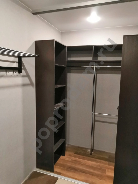 Гардеробная с П-образным наполнением и цветными стеклами