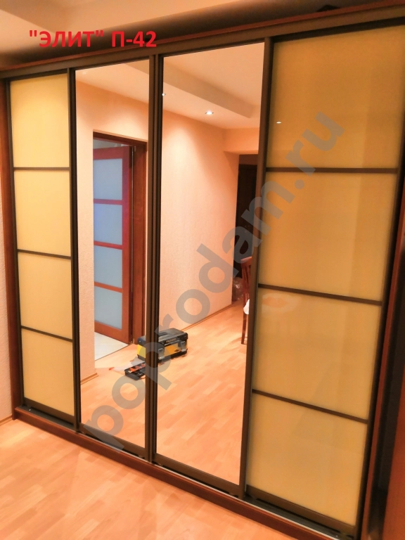 ШКАФ КУПЕ 4-Х ДВЕРНЫЙ С ЗЕРКАЛАМИ И ЦВЕТНЫМИ СТЕКЛАМИ