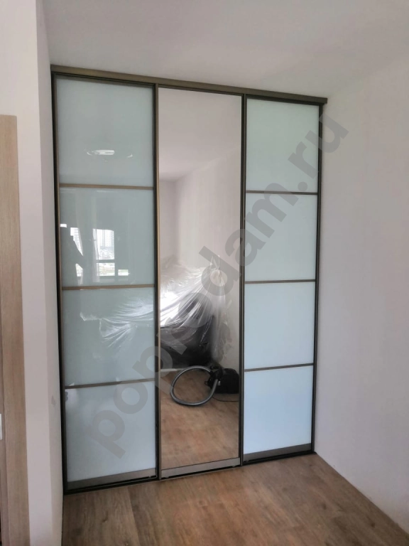 ШКАФ КУПЕ ВСТРОЕННЫЙ С ЗЕРКАЛОМ И ЦВЕТНЫМИ СТЕКЛАМИ