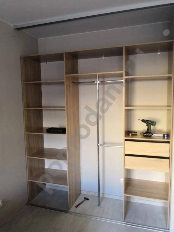 ШКАФ КУПЕ ВСТРОЕННЫЙ С ЗЕРКАЛОМ И ЦВЕТНЫМИ СТЕКЛАМИ