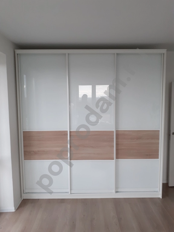 Шкаф купе с крашенным стеклом Лакобель