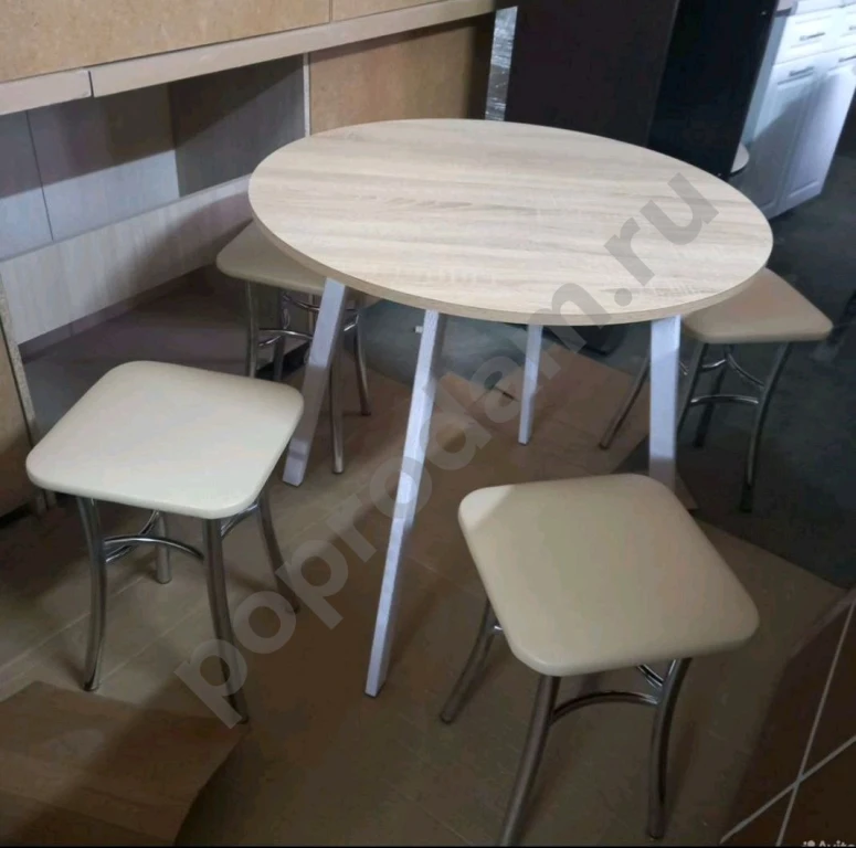 Продам новый обеденный комплект.