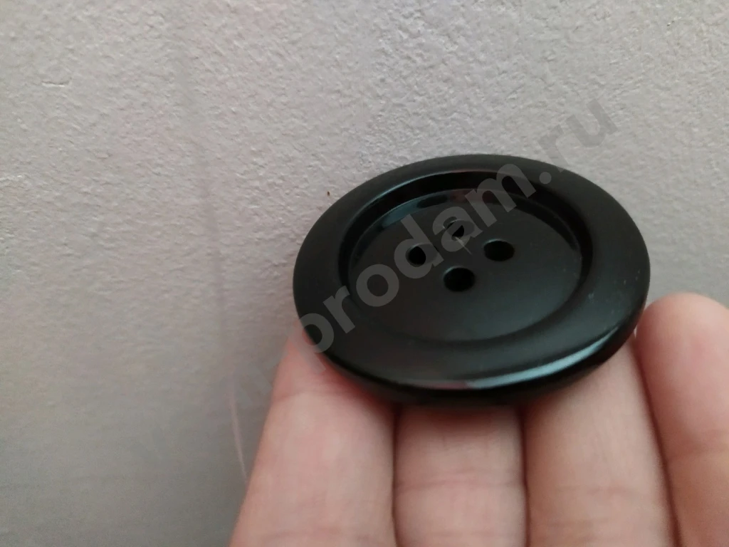 ПуговицаДиаметр 5 смЦвет черный. Подходит для верхней одежды и сумок. Б/у