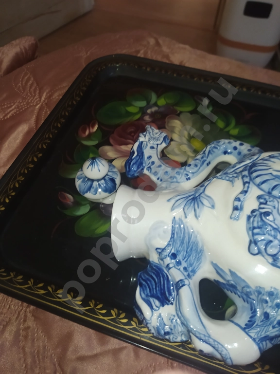 Чайник заварочный с рельефным декором, фарфор, роспись, Китай, 1990-2010 гг.