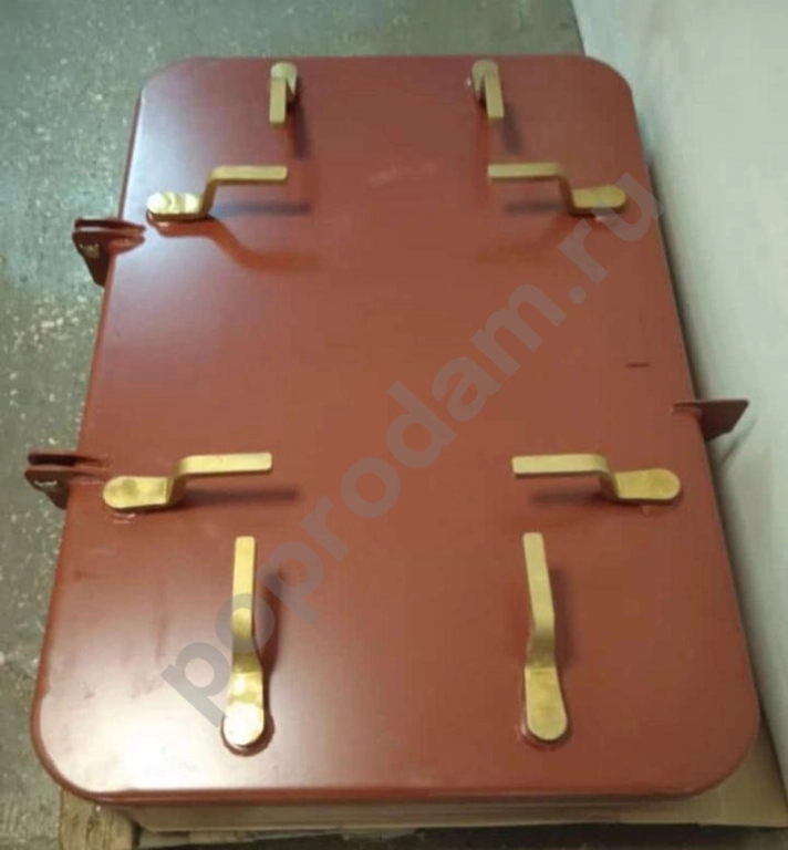 Люк судовой задраивание ручками плоский