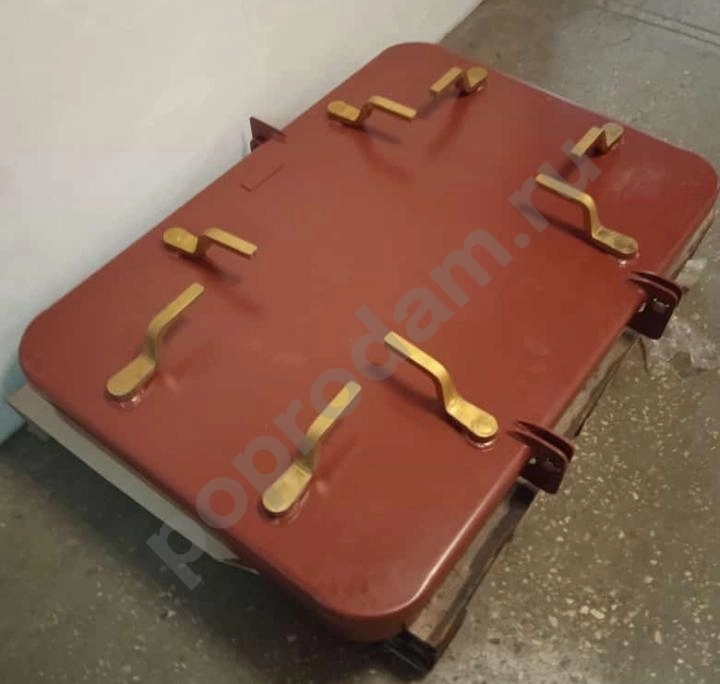 Люк судовой задраивание ручками плоский