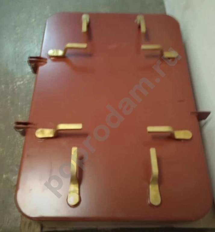 Люк судовой задраивание ручками плоский