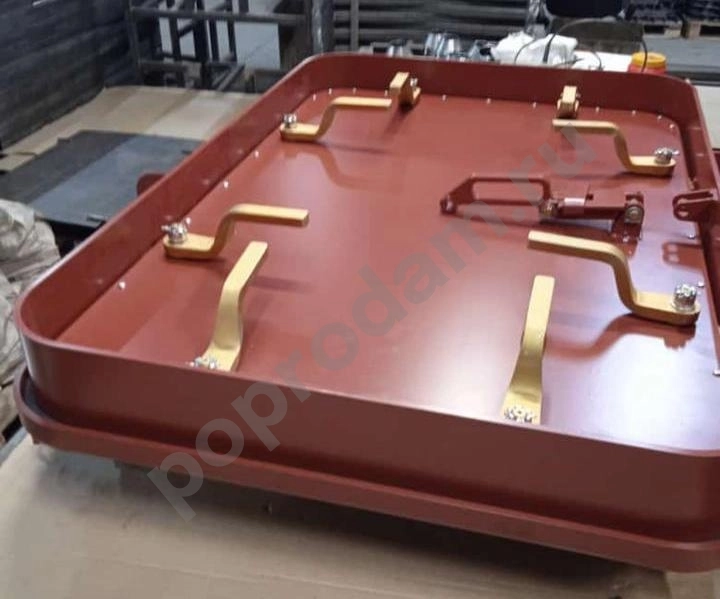 Люк судовой задраивание ручками плоский