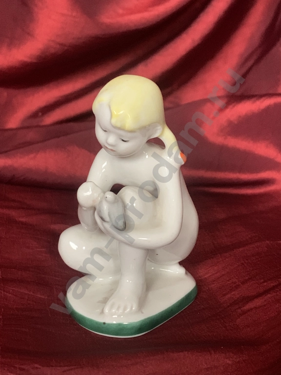 Девочка с голубем статуэтка ЛФЗ 1960- годы