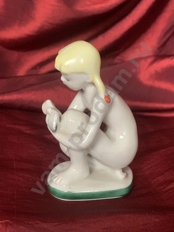Девочка с голубем статуэтка ЛФЗ 1960- годы