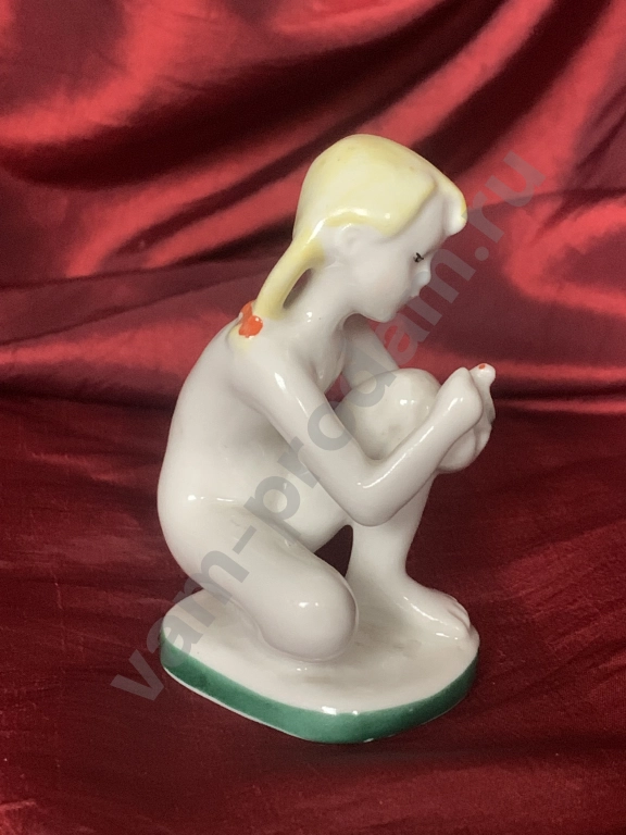 Девочка с голубем статуэтка ЛФЗ 1960- годы