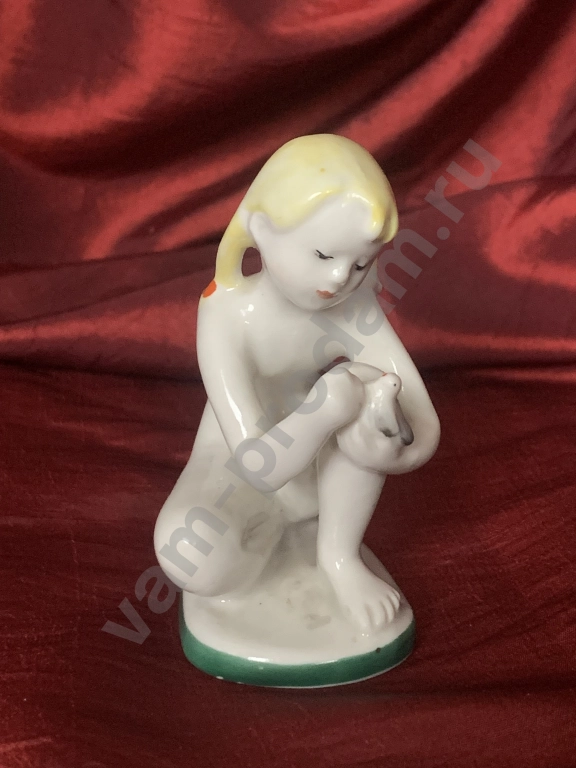 Девочка с голубем статуэтка ЛФЗ 1960- годы