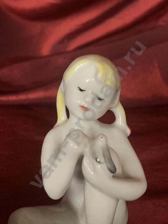Девочка с голубем статуэтка ЛФЗ 1960- годы