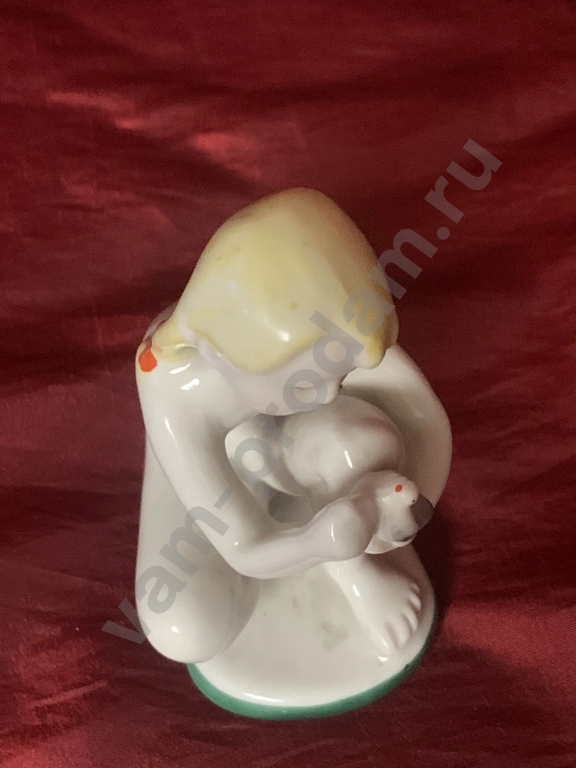 Девочка с голубем статуэтка ЛФЗ 1960- годы