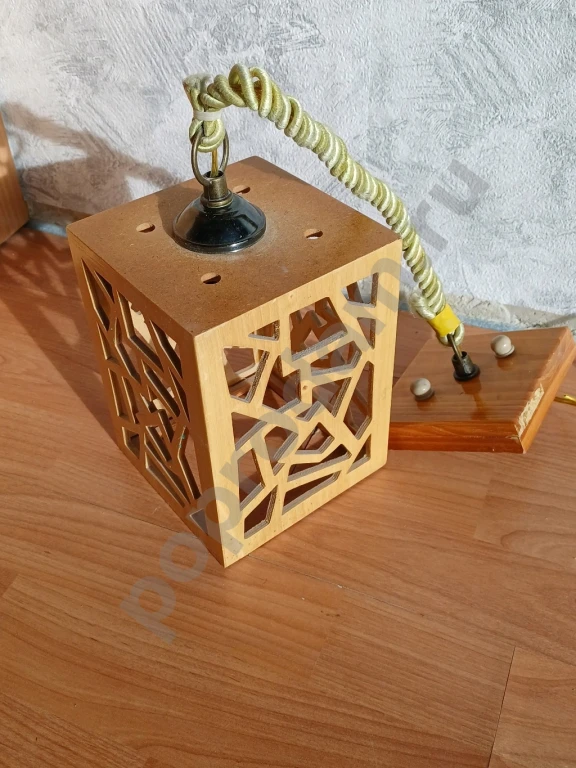 Светильник потолочный подвесной деревянный на одну лампочку. Плафон 18x13см.