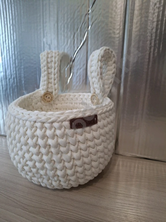Корзина навесная вязаная