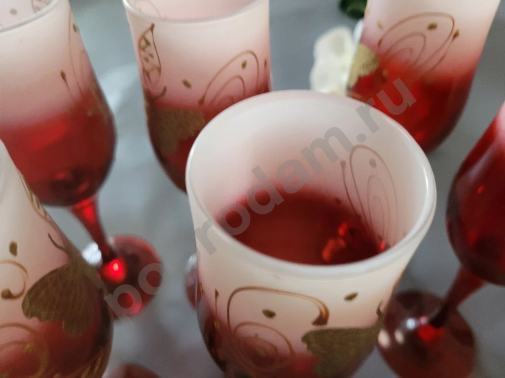 Набор фужеров СССР красно-белые с золотой бабочкой