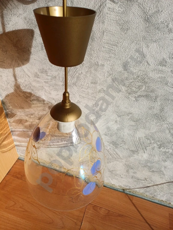 Светильник потолочный стекло с рисунком на одну лампочку. Плафон диаметр 23см. Высота 26см