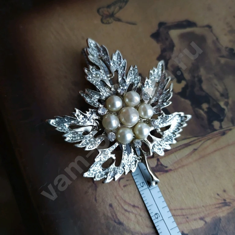 Брошь листочек