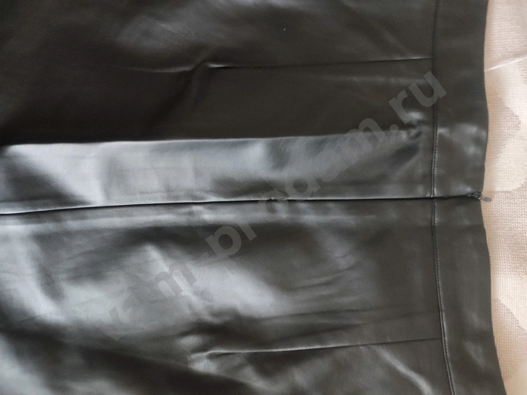 Черная юбка-трапеция из экокожи с разрезом Gloria Jeans