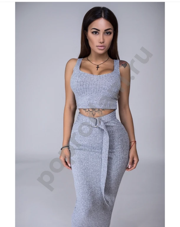 Блестящий женский костюм с юбкой и кроп топом