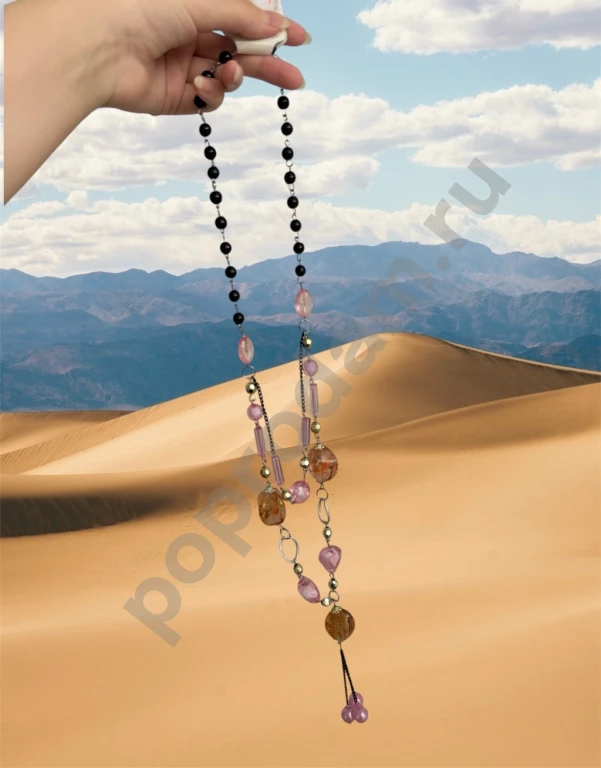 Длинное красивое ожерелье с камешками