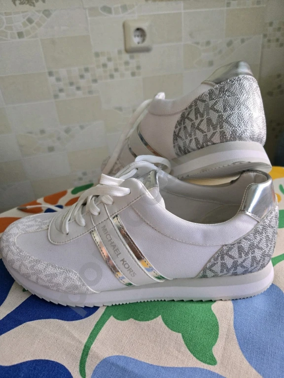 Продам кроссовки Michael kors, новые