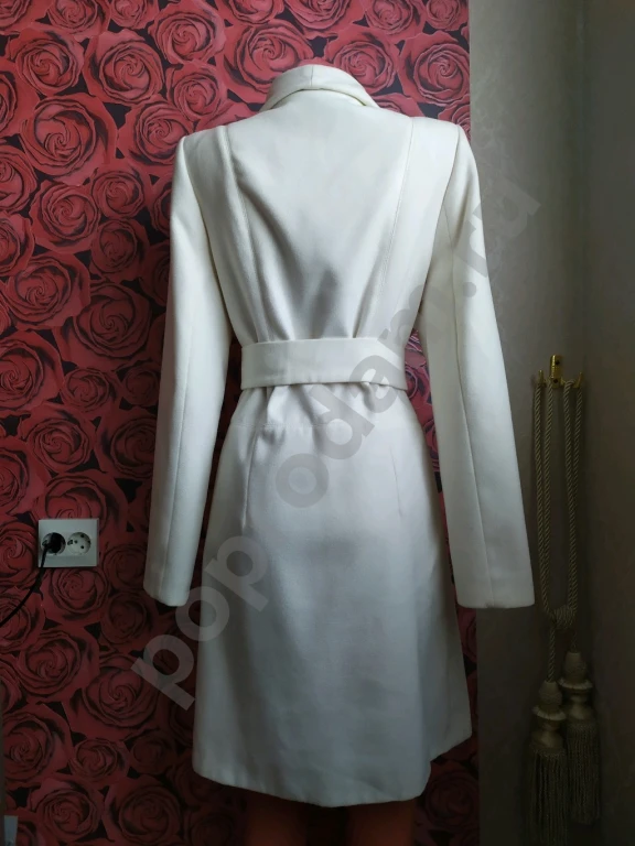 Пальто женское демисезонное белого цвета с потайными пуговицами и с поясом