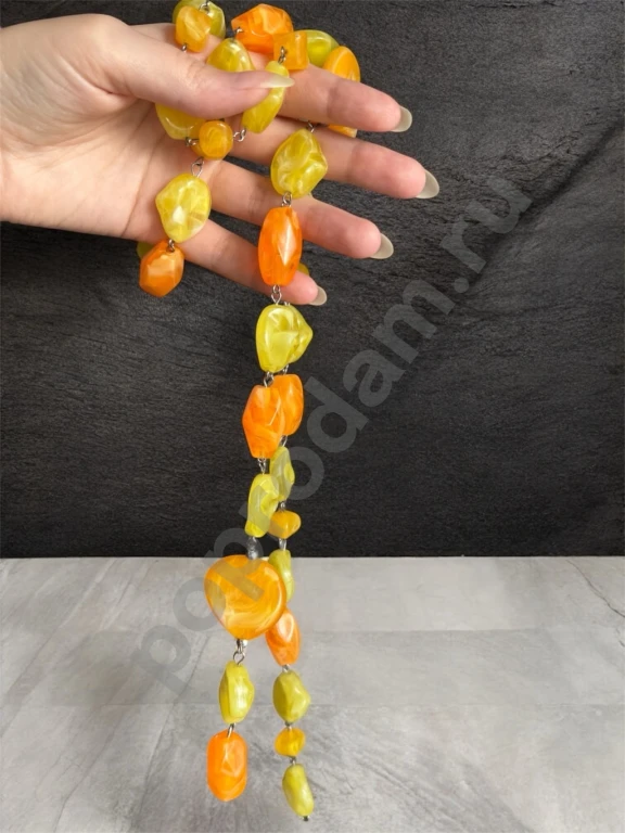 Украшение на шею с желтыми и оранжевыми камешками