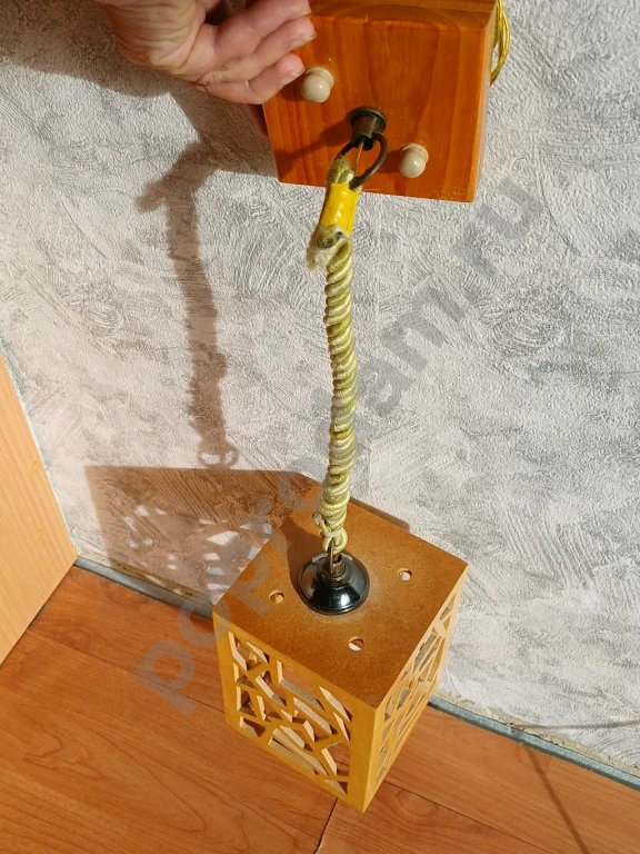 Светильник потолочный подвесной деревянный на одну лампочку. Плафон 18x13см.