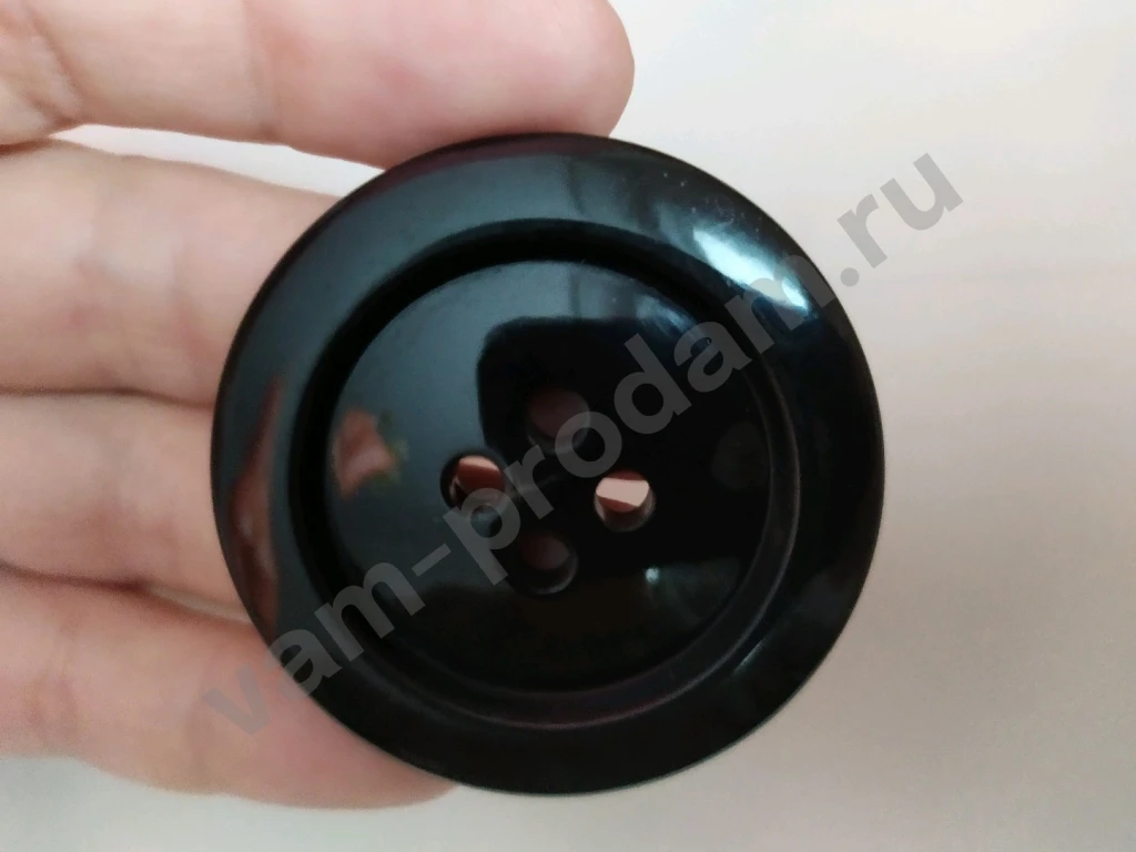 ПуговицаДиаметр 5 смЦвет черный. Подходит для верхней одежды и сумок. Б/у