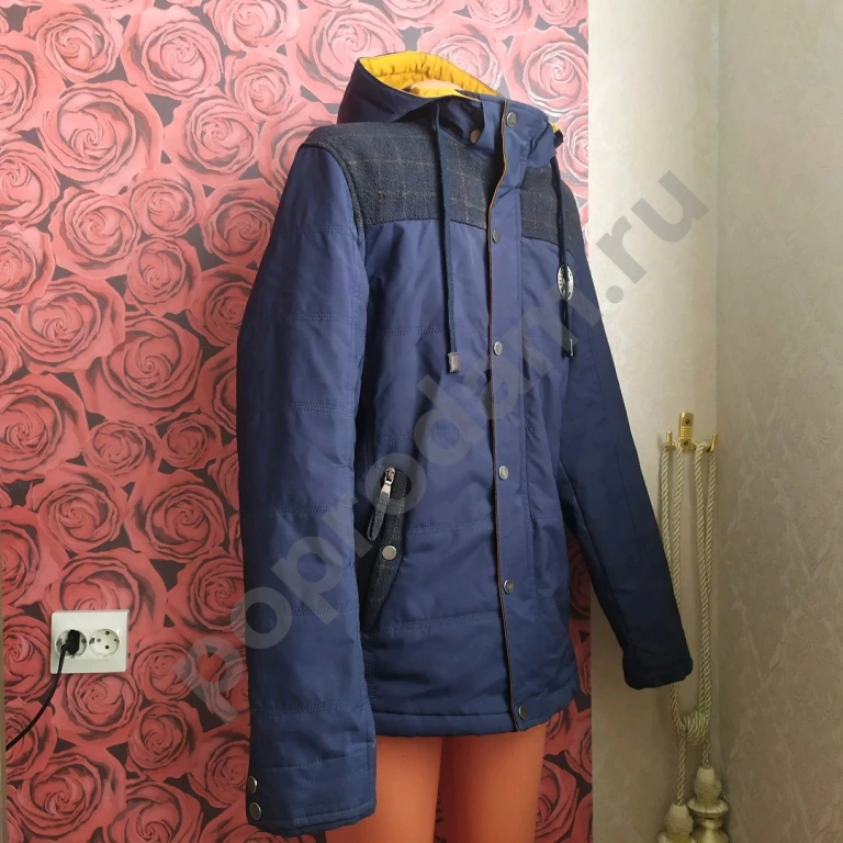 Мужская демисезонная куртка синего цвета с капюшоном