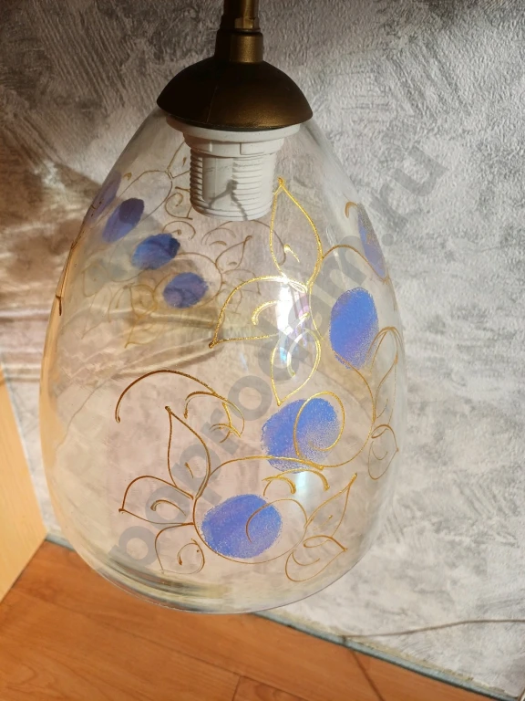 Светильник потолочный стекло с рисунком на одну лампочку. Плафон диаметр 23см. Высота 26см