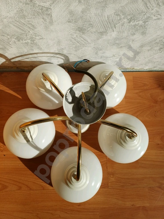 Люстра пятирожковая. СССР. Цвет белый с золотым. Плафон диаметр 18,5см.