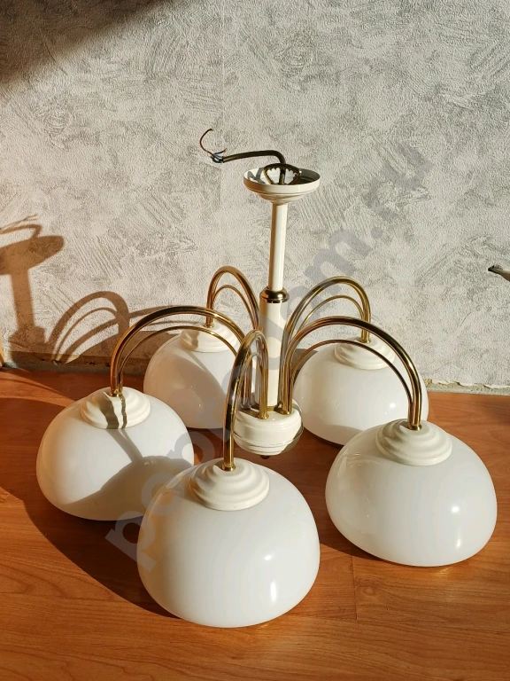 Люстра пятирожковая. СССР. Цвет белый с золотым. Плафон диаметр 18,5см.