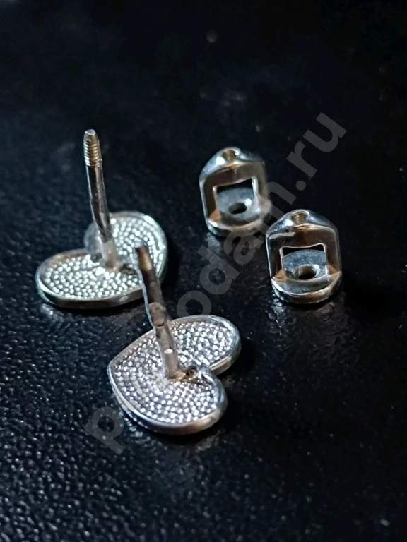 Серьги гвоздики. Серебро 925 пробы. Тризуб. На закрутках.