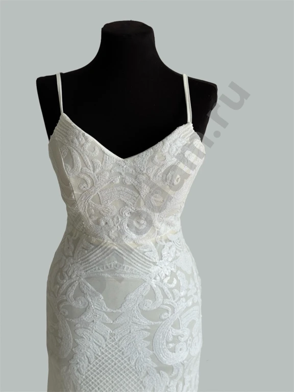 Нарядное белое блестящее платье в пол