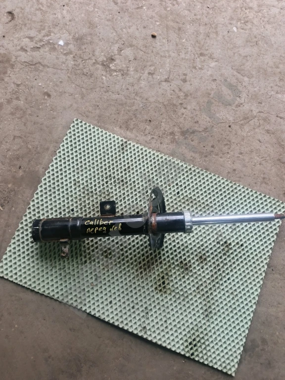 Передний левый амортизатор Додж калибр