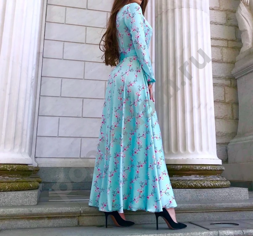 Брендовое голубое цветочное платье с поясом