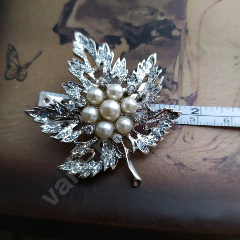 Брошь листочек