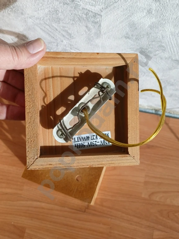 Светильник потолочный подвесной деревянный на одну лампочку. Плафон 18x13см.