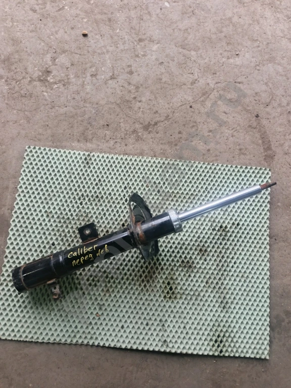 Передний левый амортизатор Додж калибр