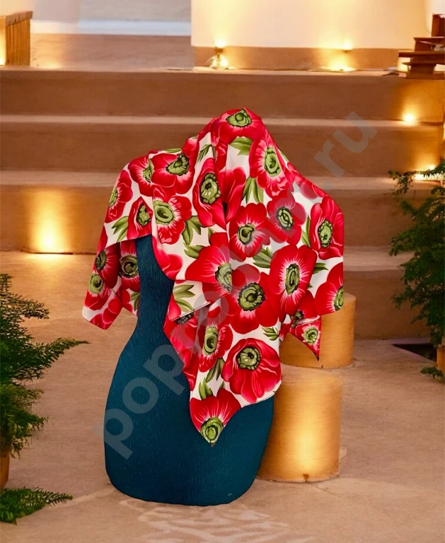 Цветочный красный платок на голову, шею, плечи