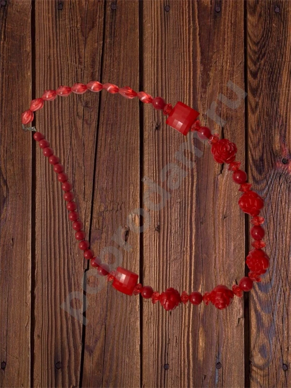 Красное ожерелье с разными камешками