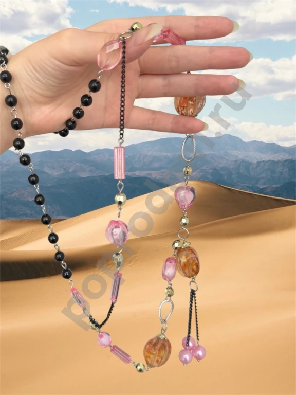 Длинное красивое ожерелье с камешками