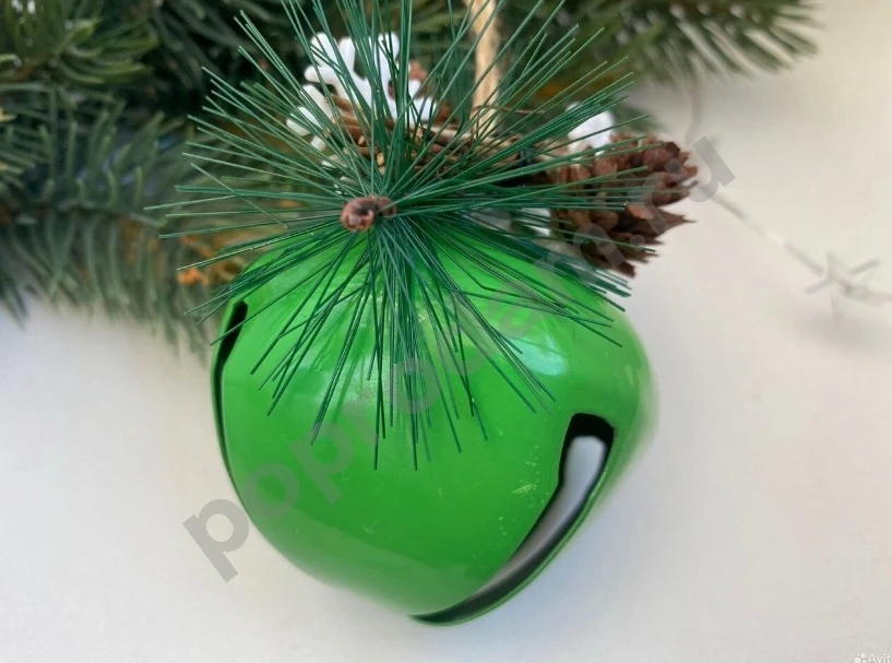 Металлический зеленый елочный шар колокольчик