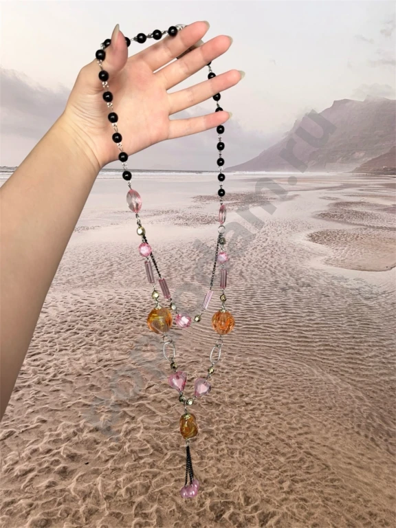 Длинное красивое ожерелье с камешками